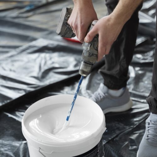 manos-mezclando-paing-con-taladro