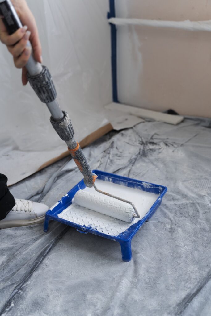 trabajador-de-la-construccion-con-rodillo-de-pintura